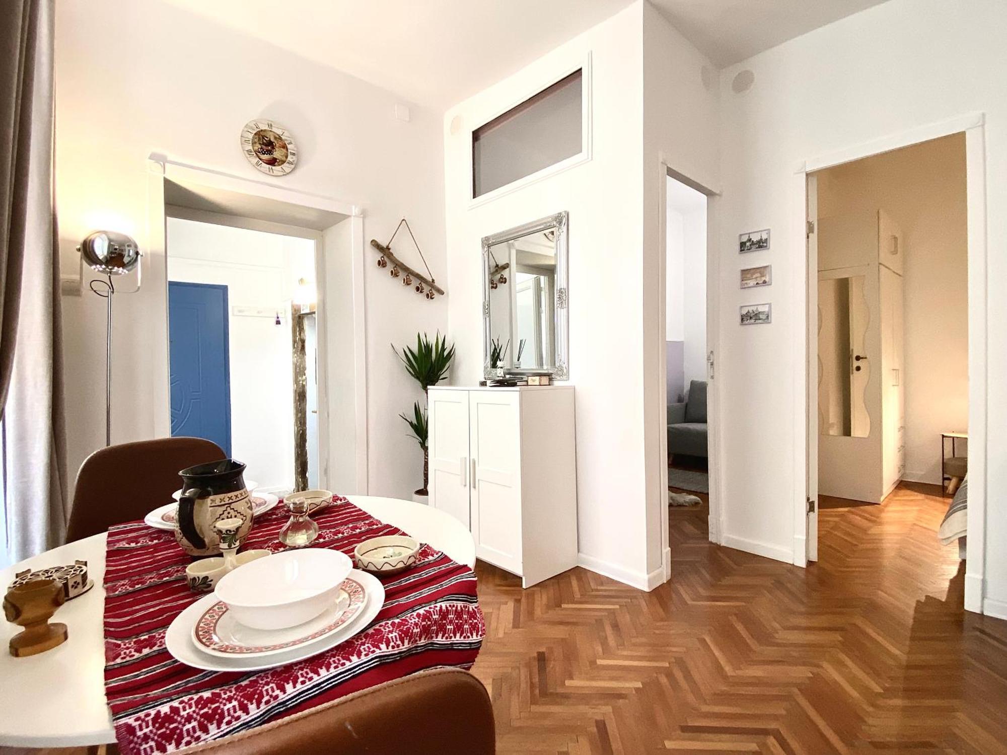 Apartment Traditional Meets Modern *
